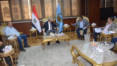 محافظ الغربية يناقش مشروعات مياه الشرب والصرف الصحى بالمحافظة