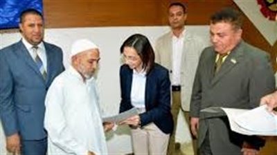 محافظ البحيرة تسلم عقود تقنين وضع اليد على أراضي أملاك الدولة لمستحقيها