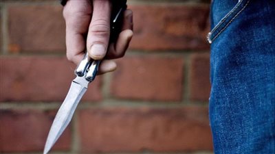 القصة الكاملة لتعدي شقيقين ووالدتهما بقطع 