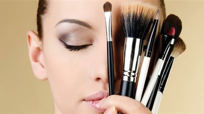 تجنبي هذه الأخطاء عند وضع المكياج.. قد تضر بصحة العيون