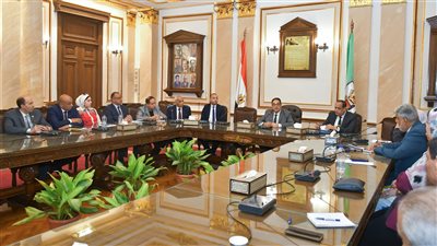 رئيس جامعة القاهرة يناقش استعدادات العام الدراسي الجديد 