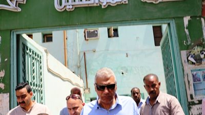 محافظ أسوان يتفقد منظومة العمل بالمركز التكنولوجى بدراو