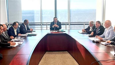 وزير الإسكان يستعرض التقنيات الحديثة المستخدمة في مجال التحلية