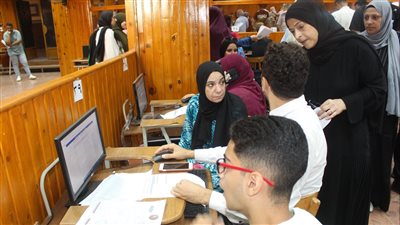 إقبال الطلاب لتسجيل رغبات تنسيق المرحلة الثانية بجامعة المنصورة