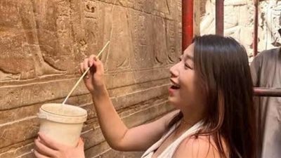 تحقيق عاجل بشأن فيديو السائحة المشاركة بأعمال ترميم جدارية معبد الأقصر
