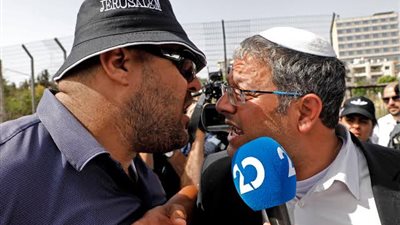 المتطرف بن غفير يهرب كالفأر المذعور من أمام المتظاهرين.. شاهد