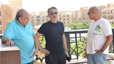 إيهاب فهمي يشيع جثمان والد زوجته من مسجد الشرطة