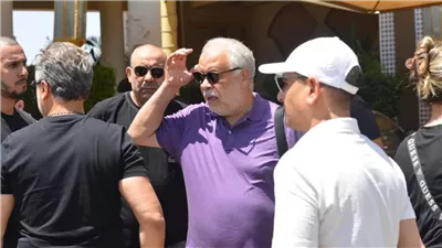 أشرف زكي أول الحاضرين بجنازة والدة زوجة إيهاب فهمي