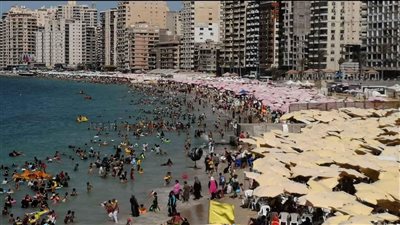 الشواطئ كاملة العدد هربًا من حر الصيف.. والسر في رحلات اليوم الواحد