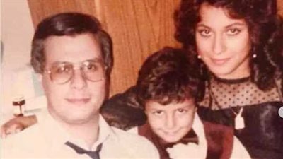 أحمد الفيشاوي برفقة خاله فى صورة نادرة من دولاب الذكريات 