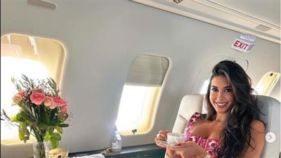 ياسمين صبري تتألق بالزهور داخل طائراتها الخاصة (صور)