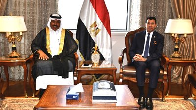 وزير الرياضة يلتقي رئيس اتحاد الهجن لبحث تطوير وتوسعة مضامير الهجن بالمحافظات 
