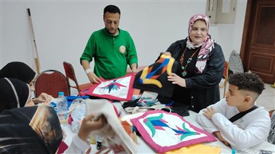 تدريبات للأطفال على إعادة تدوير الخامات في ورش 