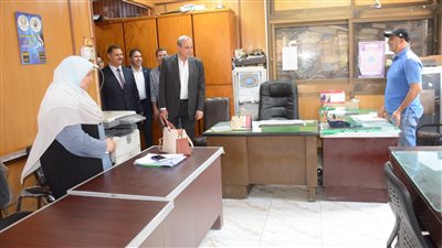 محافظ الغربية يتفقد إدارات الديوان العام لمتابعة انتظام العمل