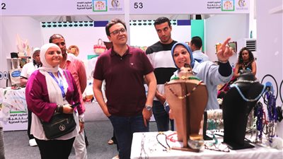 وزير الثقافة يزور معرض تنمية الأسرة المصرية ويشيد بأجنحته 