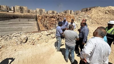 رئيس حدائق أكتوبر يتفقد الخزانات الاستراتيجية ومشروعي ٦٠٧  و٢٦٢ عمارة