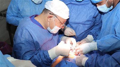 جراحة معقدة لطفلة تبلغ من العمر عامين مصابة بشلل ولادي كامل بسوهاج