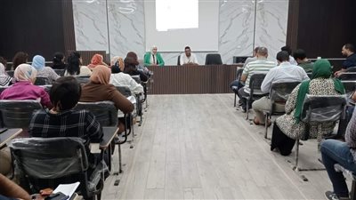 وكيل صحة البحر الأحمر يعقد اجتماعًا مع مديري الإدارات