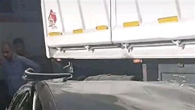 تصادم قطار الإسكندرية بـ 3 سيارات ووقوع ضحايا ومصابين.. صور