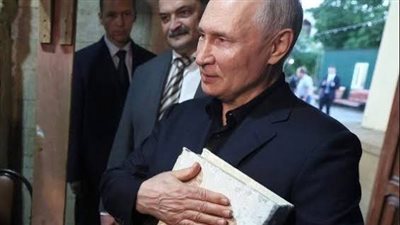 بوتين يزور مسجد ويقبل المصحف الشريف.. شاهد