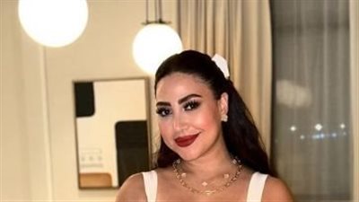 الأحمر الداكن يعكس أنوثة بوسي (صور)