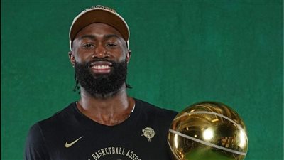 بالصور ..نجم NBA يزور الاسكندرية و ينشر صورا للمكتبة