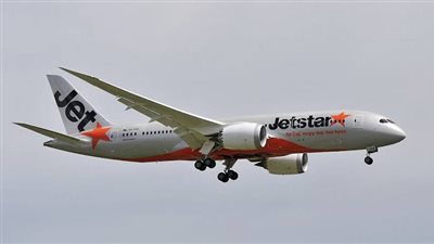 أستراليا تعتقل مسافراً غادر طائرة عبر مخرج الطوارئ.. فيديو