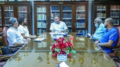 الخطيب يجتمع مع لجنة التخطيط وقطاعات النادي بالأهلي