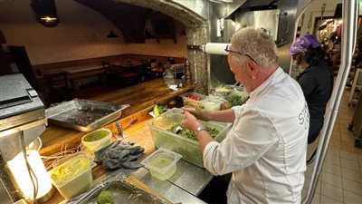 بعد 6 سنوات.. طاه نمساوي يتحدى الإصابة بعودته للطبخ 