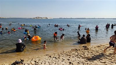 إقبال كبير على شواطئ قناة السويس بالإسماعيلية