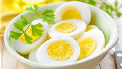 رجل يتناول 700 بيضة بشهر.. تجربة كشف بها حقيقة تأثير البيض على الكوليسترول 