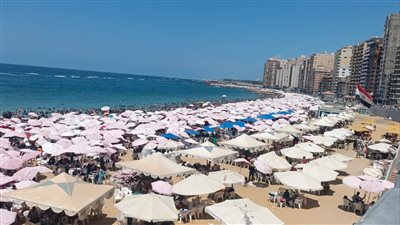 إقبال كبير من المصطافين على شواطئ الإسكندرية 