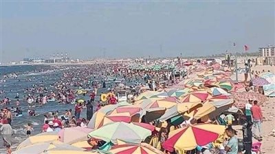 زحام بشواطئ جمصة.. وانتشار المنقذين على الشواطئ 