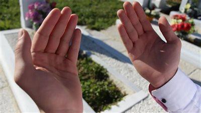 حكم زيارة قبر الوالدين كل جمعة وقراءة القرآن لهما