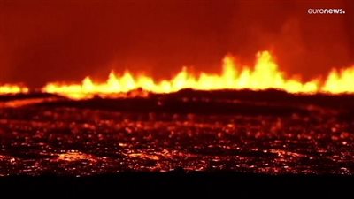 عرض ساحر لشق بركاني بطول 4 كيلومترات يجذب المئات.. فيديو