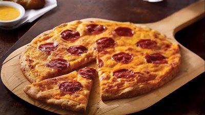 على خطى المطعم.. حضري بيتزا بالبيبروني في المنزل
