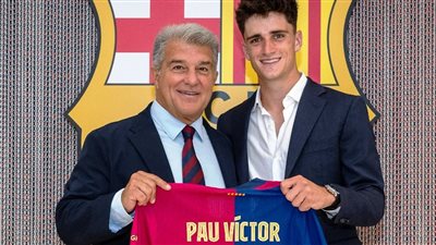 رسميًا.. باو فيكتور يجدد عقده مع برشلونة