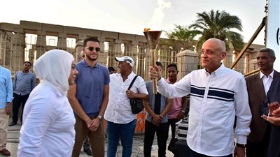 محافظ الأقصر يطلق شعلة النسخة 57 من بطولة الجمهورية للشركات من أمام المعبد 