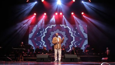 علي الحجار يشعل  المسرح  باغنية 
