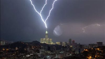 لحظة ضرب البرق برج الساعة بمكة المكرمة| الكعبة تتزين بالأمطار وسط دعوات المعتمرين 