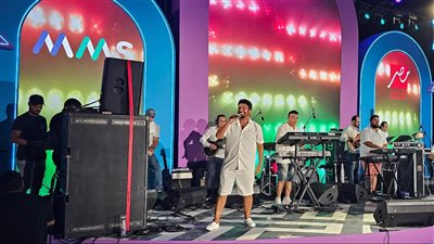 مدحت العدل يرقص مع حميد الشاعري ويغني 