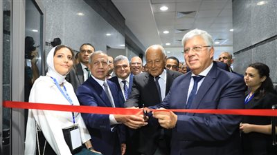 وزير التعليم العالي يفتتح مستشفى الأكاديمية العربية بالعلمين (صور)