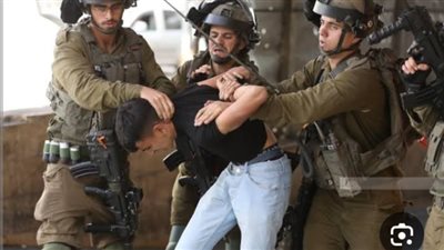 احتجاز 20 شاباً فلسطينياً  والاعتداء عليهم قبل الإفراج عنهم