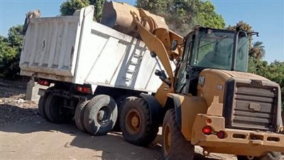 رفع 84 طن أتربة ومخلفات بقرى نجع حمادي بقنا