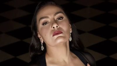 الوردة تعكس شباب شريهان والجمهور يغازلها