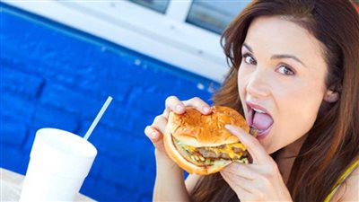 علماء يفجرون مفاجأة حول الوجبات السريعة وعلاقتها بوظائف الدماغ 