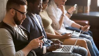 استشاري: الإفراط في استخدام الإنترنت يحول الشخص لمدمن وأسير 