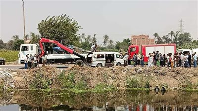 انتشال سيارة «ميكروباص» سقطت في ترعة المريوطية