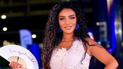 هبة الأباصيري تتألق بفستان الدانتيل الناعم 