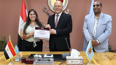 رئيس جامعة سوهاج يكرم وفدًا طلابيًا من كليات الطب الأجنبية